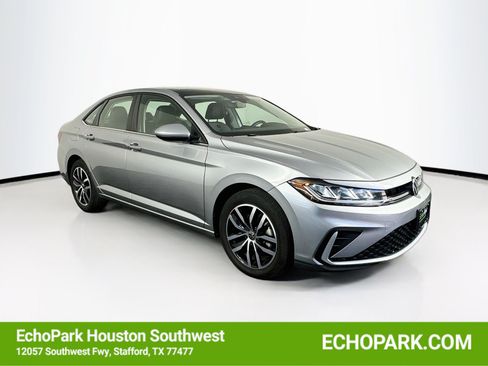 Used 2025 Volkswagen Jetta SE FWD image 1