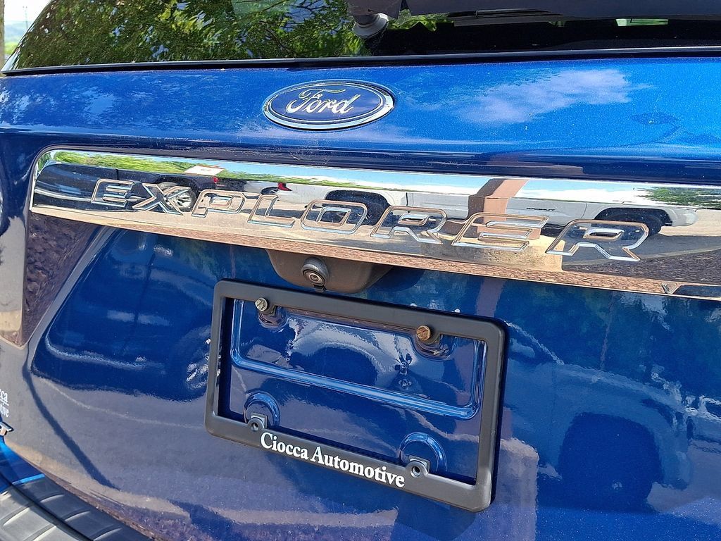 Used 2022 Ford Explorer XLT w/ Equipment Group 202A AWD/4WD image 31