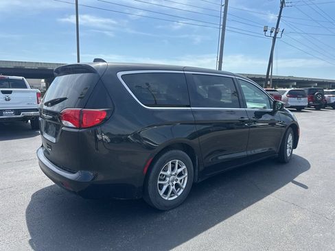 Used 2022 Chrysler Voyager LX FWD image 5
