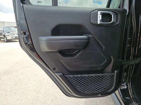 Used 2018 Jeep Wrangler Unlimited Rubicon AWD/4WD image 15