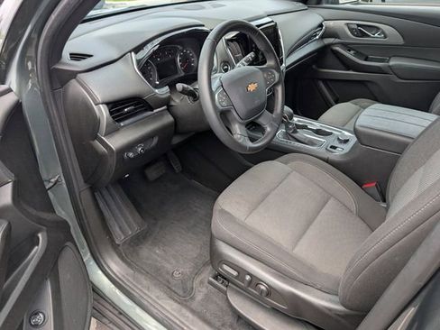 Used 2023 Chevrolet Traverse LT FWD image 2