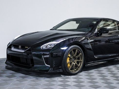 Used 2021 Nissan GT-R Premium image 18