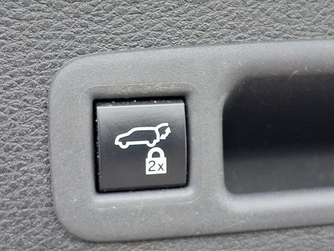 Used 2023 Toyota Sienna Platinum FWD image 27