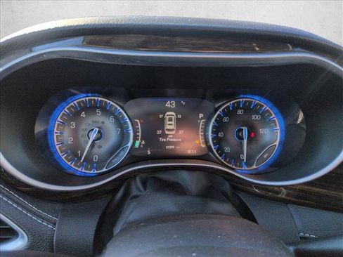 Used 2024 Chrysler Pacifica Limited image 11