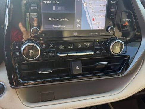 Used 2020 Toyota Highlander Limited image 11