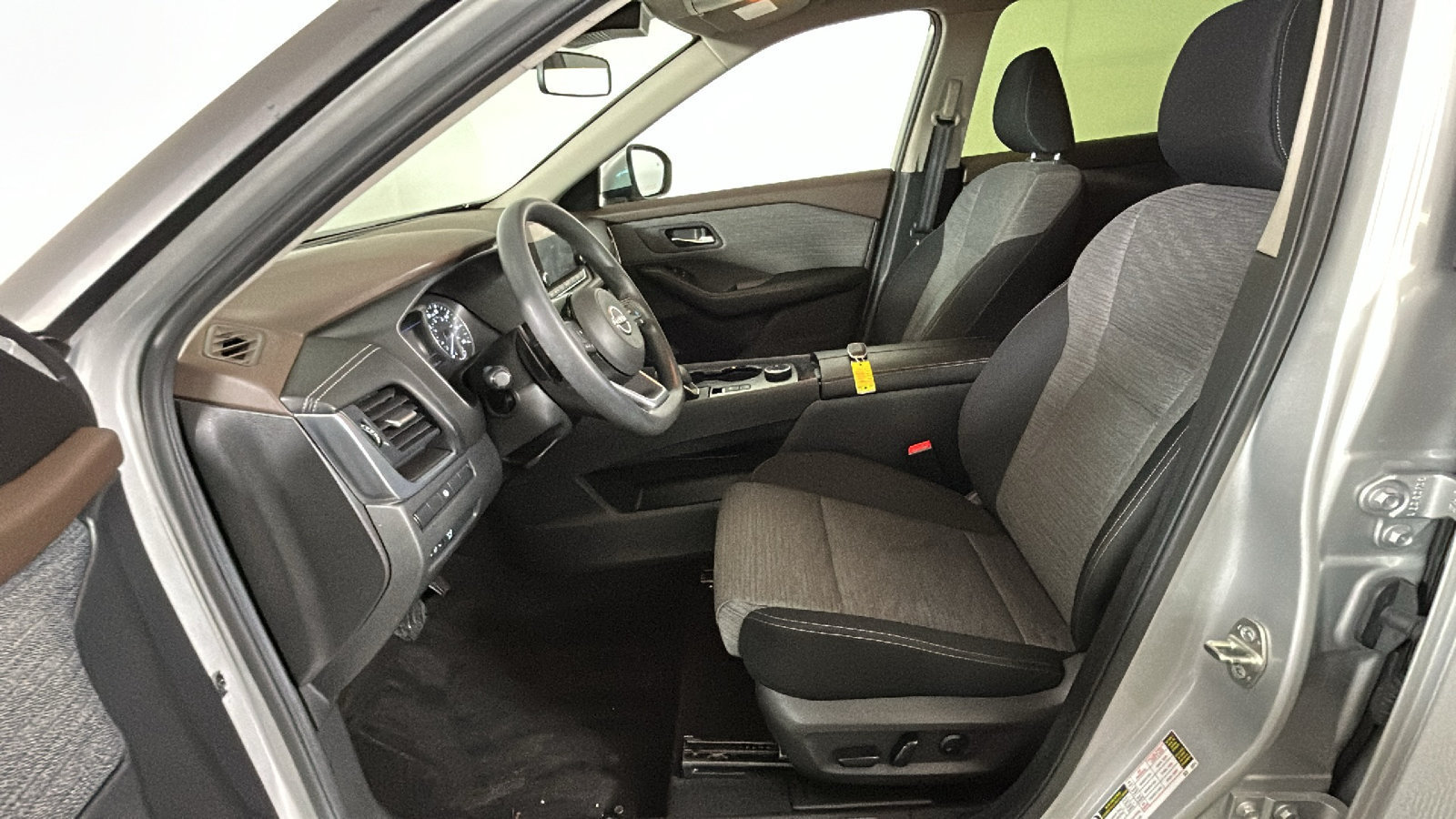 Used 2023 Nissan Rogue SV AWD/4WD image 14