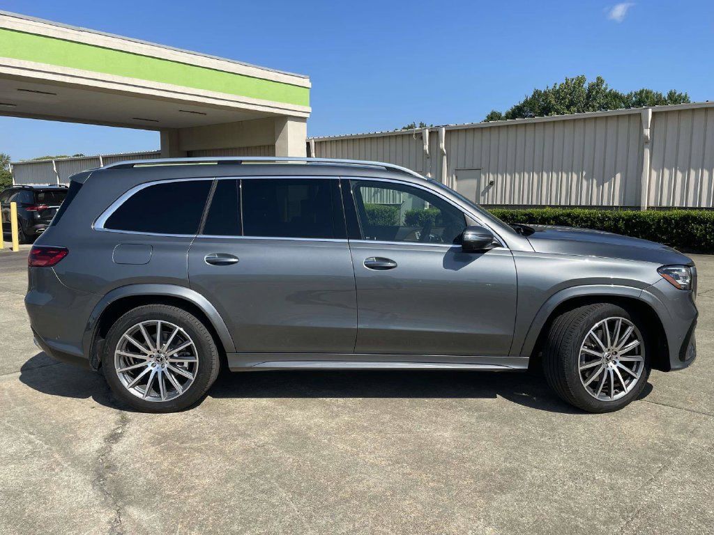 Used 2025 Mercedes-Benz GLS 450 4MATIC image 2