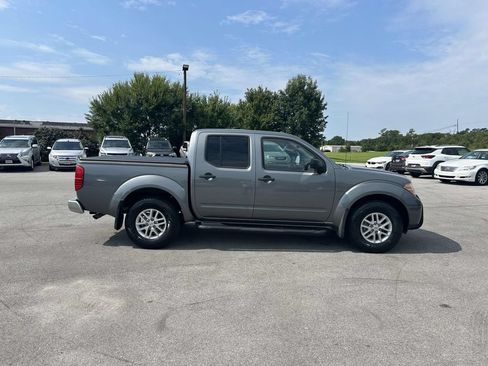 Used 2017 Nissan Frontier SV w/ SV Value Truck Package AWD/4WD image 8