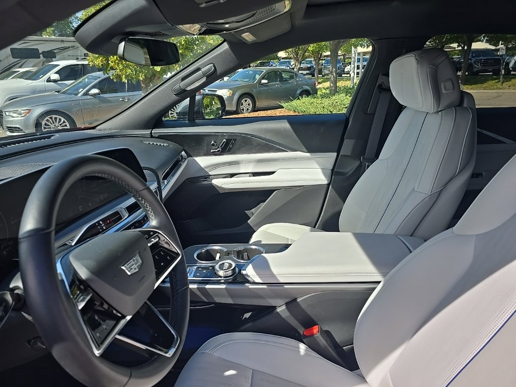 Used 2024 Cadillac Lyriq Luxury AWD/4WD image 9