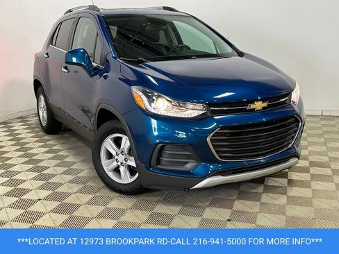 Used 2019 Chevrolet Trax LT w/ Sun & Sound Package FWD image 3