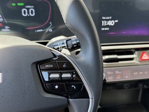Used 2025 Kia Niro EX FWD image 32