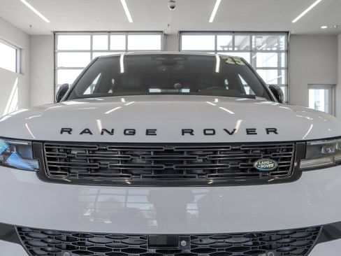 Used 2025 Land Rover Range Rover Sport SE AWD/4WD image 23