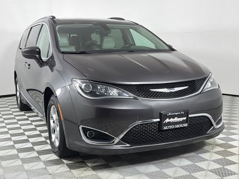 Used 2017 Chrysler Pacifica Touring-L Plus image 3