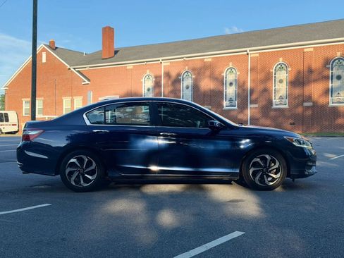 Used 2017 Honda Accord EX image 7