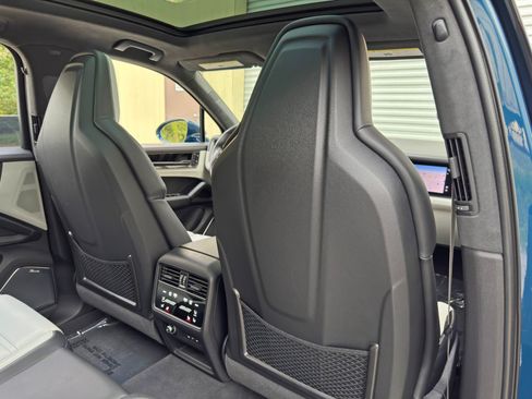 Used 2024 Porsche Cayenne Turbo AWD/4WD image 42