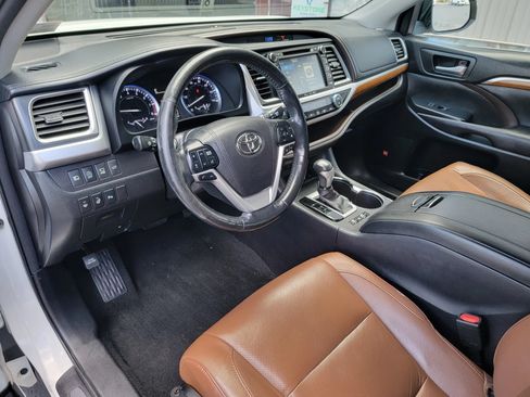 Used 2017 Toyota Highlander AWD V6 image 10