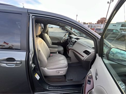 Used 2013 Toyota Sienna XLE image 24