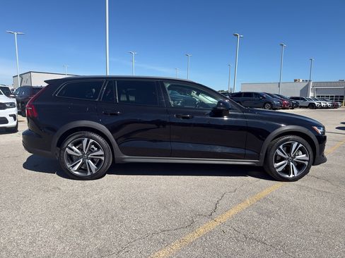 Used 2025 Volvo V60 B5 Cross Country Plus AWD/4WD image 4
