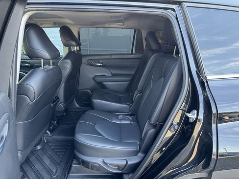 Used 2022 Toyota Highlander XLE AWD/4WD image 8