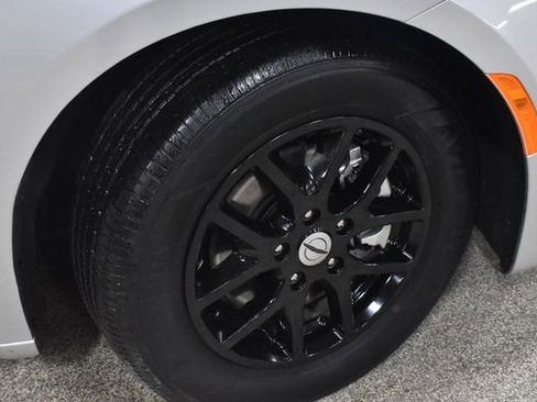 Certified 2024 Chrysler Pacifica Touring-L image 11