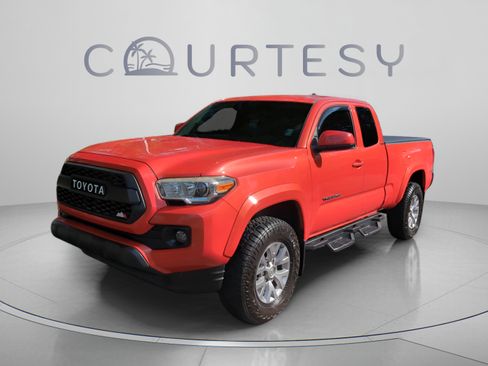 Used 2017 Toyota Tacoma SR5 w/ SR5 Appearance Package (SM) RWD image 2