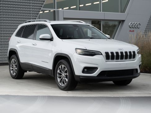 Used 2019 Jeep Cherokee Latitude Plus w/ Comfort/Convenience Group image 2