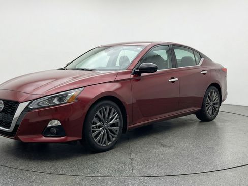 Used 2025 Nissan Altima 2.5 SV FWD image 3