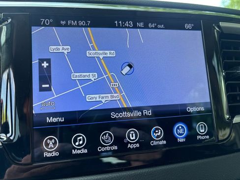 Used 2017 Chrysler Pacifica Touring-L FWD image 21