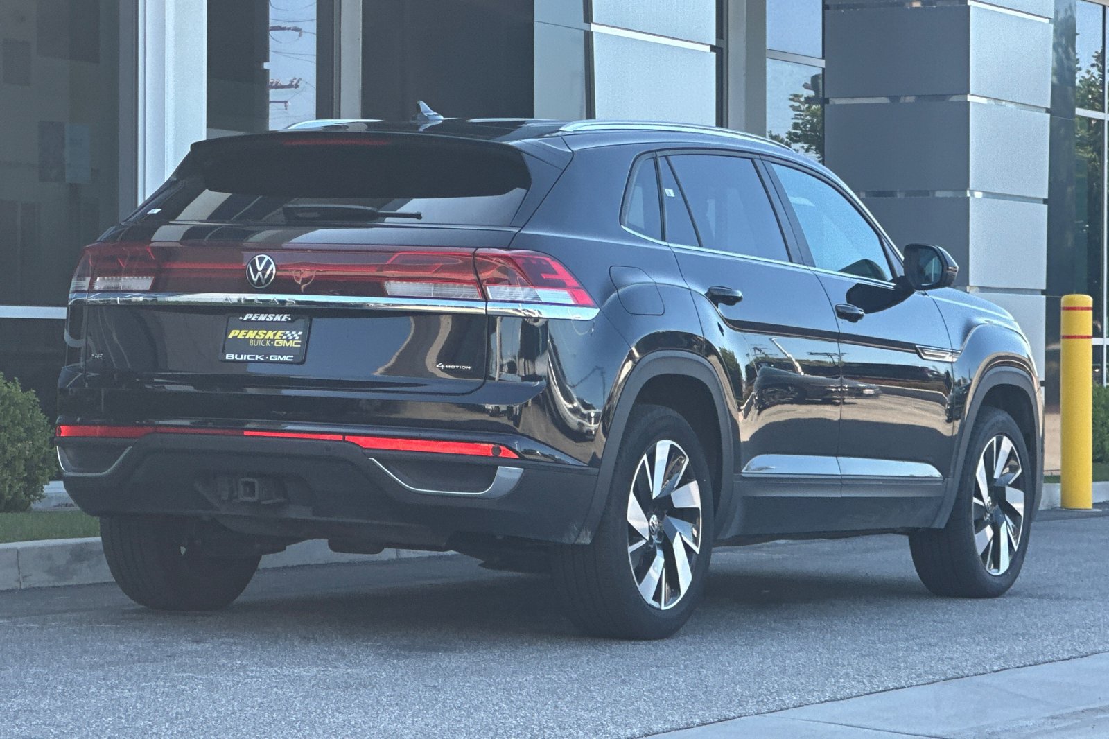 Used 2025 Volkswagen Atlas Cross Sport SE AWD/4WD image 4