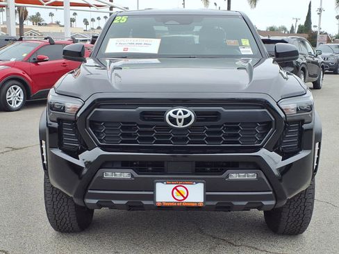 Certified 2025 Toyota Tacoma TRD Off-Road AWD/4WD image 2