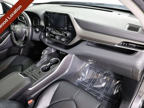 Used 2022 Toyota Highlander XLE AWD/4WD image 40