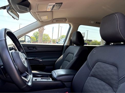 Used 2024 Nissan Pathfinder SV FWD image 13