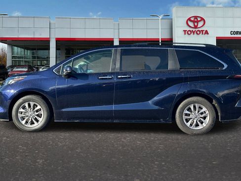 Used 2024 Toyota Sienna XLE image 7
