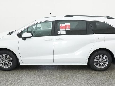 New 2026 Toyota Sienna XLE FWD image 3