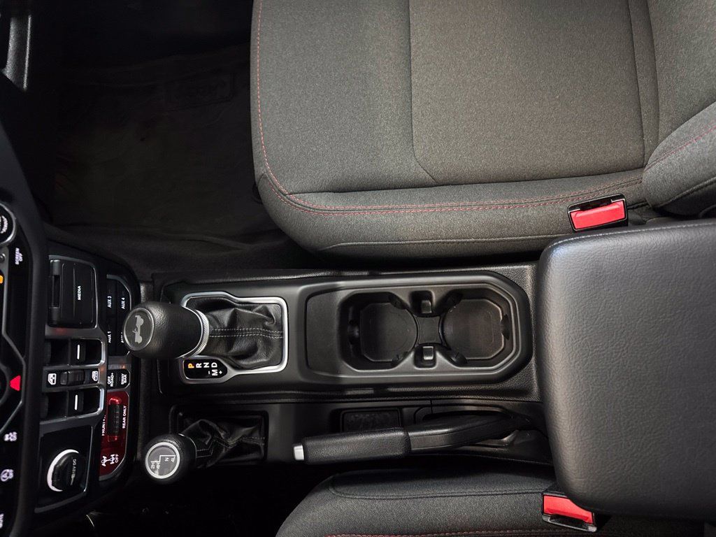 Used 2025 Jeep Wrangler Unlimited Rubicon AWD/4WD image 17