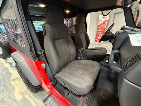 Used 2005 Jeep Wrangler Unlimited w/ Security Group AWD/4WD image 4