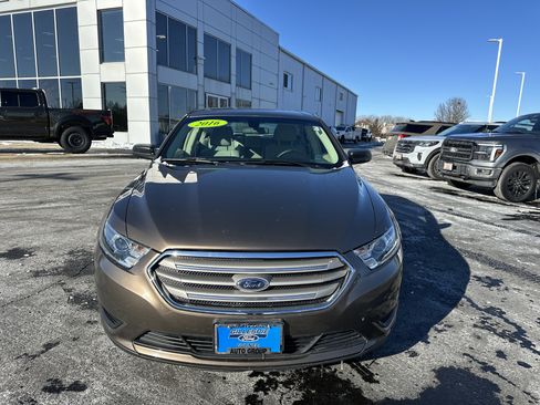 Used 2016 Ford Taurus SE image 9