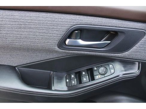 Used 2023 Nissan Rogue SV image 18