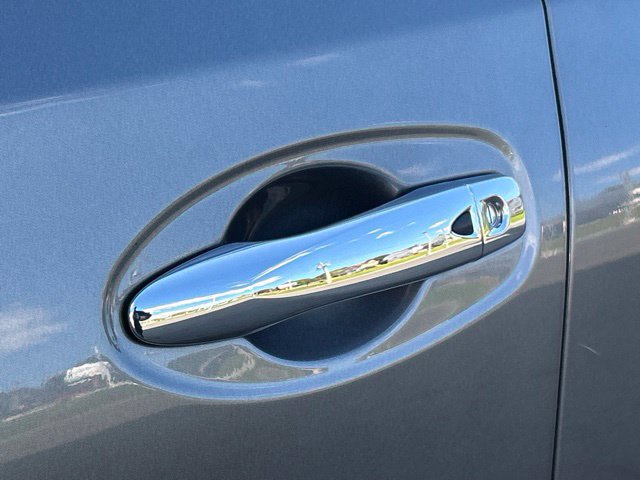 Used 2018 Nissan Rogue SV AWD/4WD image 13