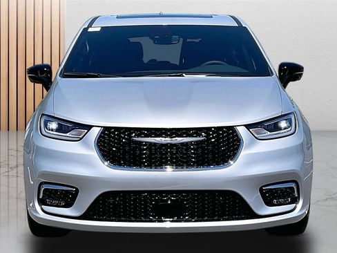 New 2026 Chrysler Pacifica Limited w/ Trailer Tow Group FWD image 3