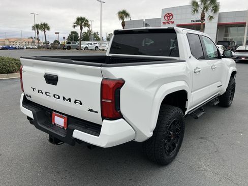 Used 2025 Toyota Tacoma SR5 AWD/4WD image 5