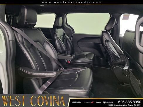 Used 2024 Chrysler Pacifica Limited FWD image 11