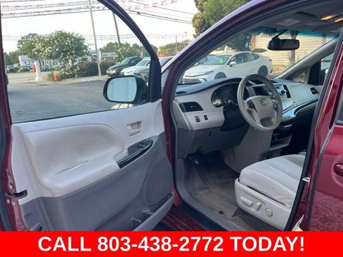 Used 2014 Toyota Sienna LE FWD image 4