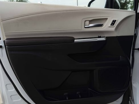 Used 2024 Toyota Sienna Platinum FWD image 39