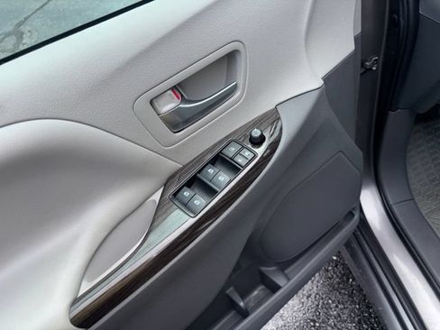 Used 2020 Toyota Sienna XLE FWD image 14