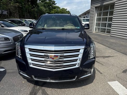 Used 2020 Cadillac Escalade Platinum AWD/4WD image 2