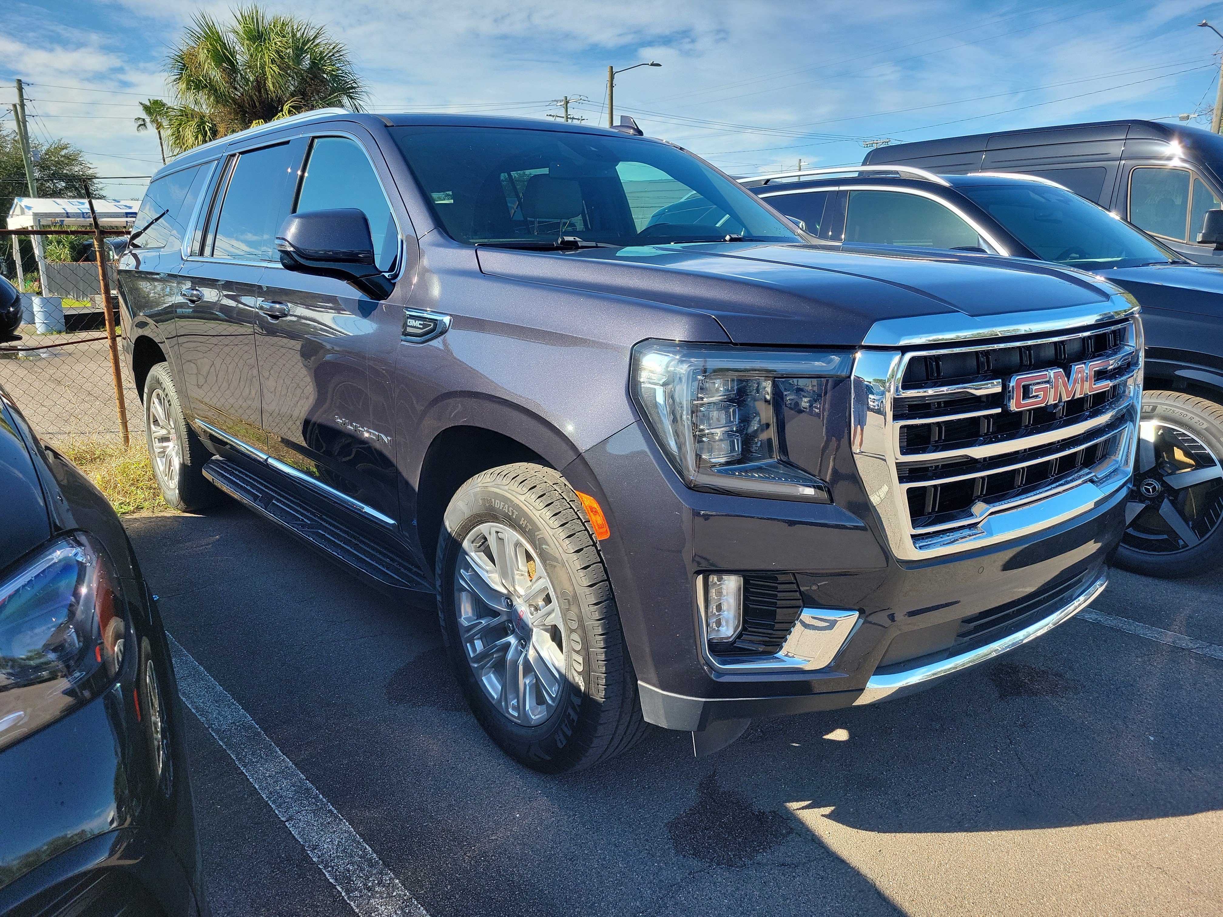 Used 2023 GMC Yukon XL SLT w/ SLT Premium Package RWD image 2