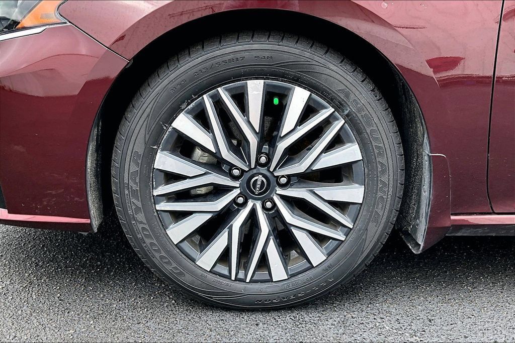 Used 2024 Nissan Altima 2.5 SV w/ SV Premium Package FWD image 31