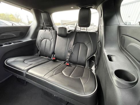 Used 2025 Chrysler Pacifica Limited image 38