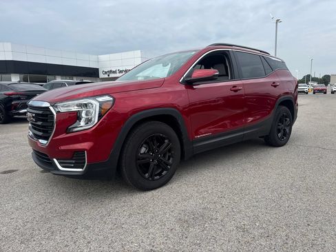 Used 2024 GMC Terrain SLE w/ Driver Convenience Package FWD image 2